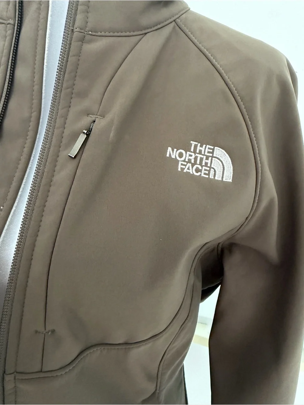 The North Face Women's Utility Softshell Jacket - Taupe